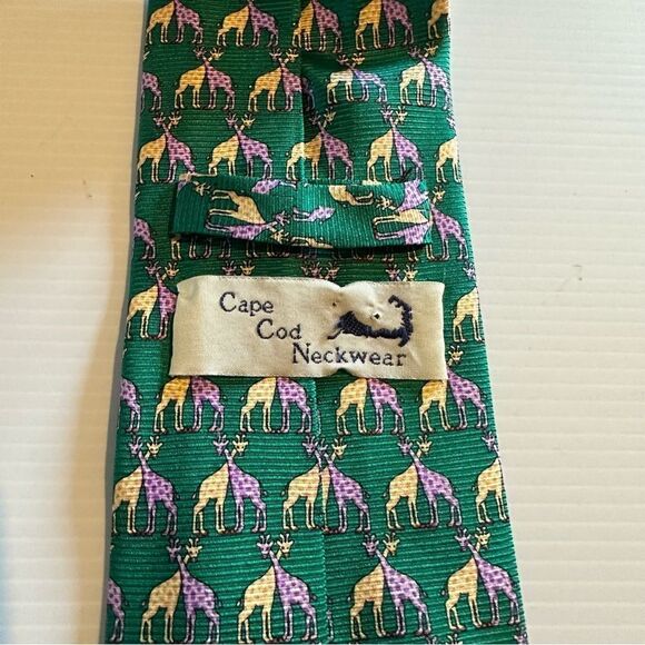 Cape Cod neckwear green 100% silk tie with purple and yellow giraffes - Picture 4 of 5
